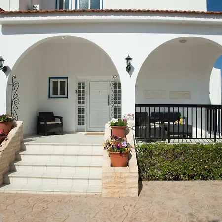 Amalia Villa Coral Bay